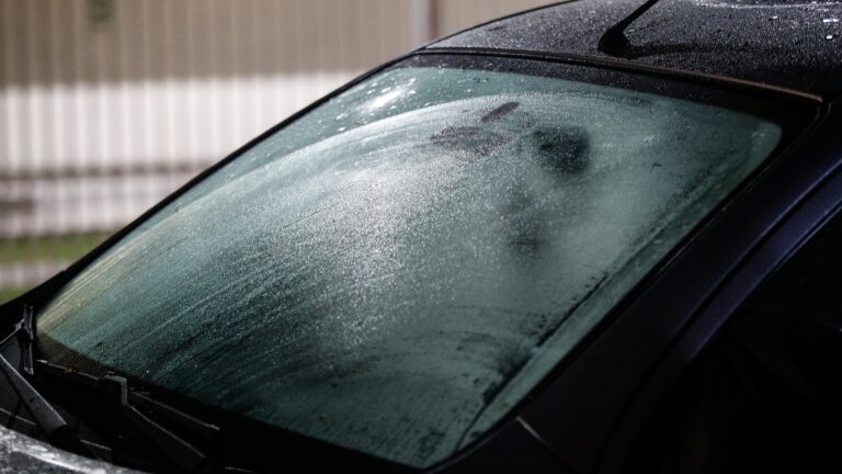 ¿Cómo afecta el invierno a tu auto? Revisa estos consejos clave para cuidar motor, batería y neumáticos