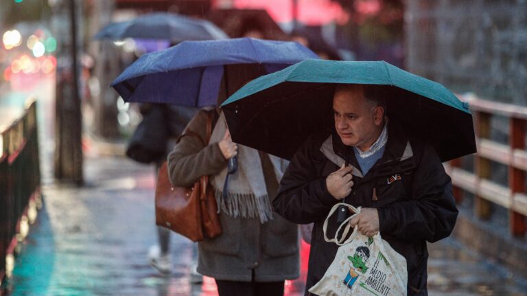 Rachas de viento de hasta 70 km/h y 50 mm de lluvia podrían registrarse en la Región Metropolitana