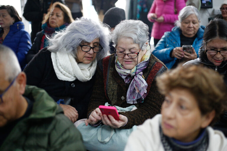 “La brecha digital excluye”: Gobierno lanza plan nacional para enseñar tecnología a personas mayores