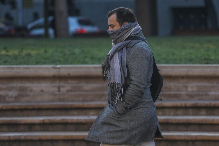 “El frío no provoca resfríos”: doctor aclara mito y entrega recomendaciones para evitar cuadros respiratorios