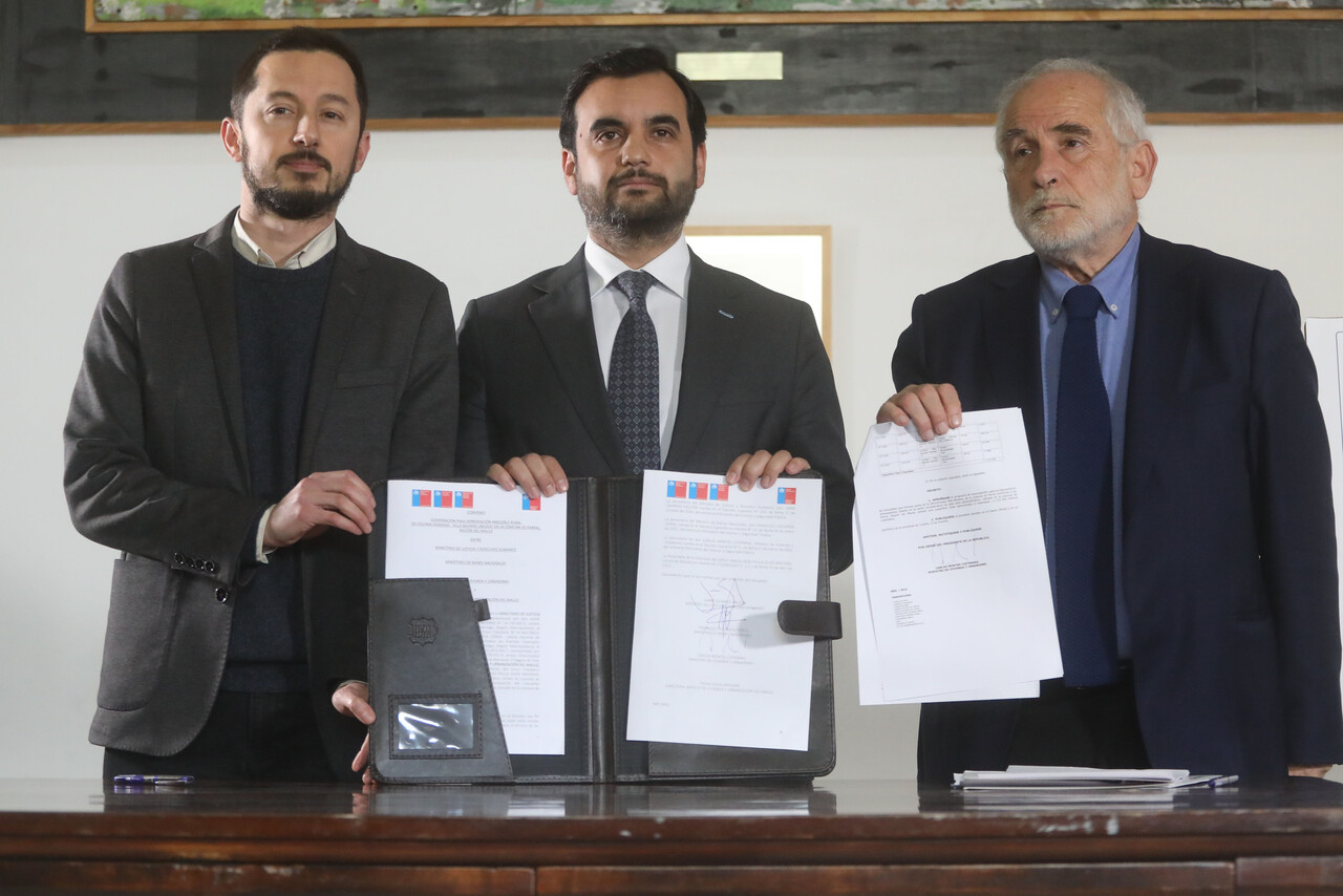 El ministro de Justicia y Derechos Humanos, Jaime Gajardo, junto a los titulares de Vivienda y Urbanismo, Carlos Montes, y de Bienes Nacionales, Francisco Figueroa, firman el decreto de expropiación de la ex Colonia Dignidad, para que dicho enclave se convierta en sitio de memoria histórica de nuestro país/Agencia Uno