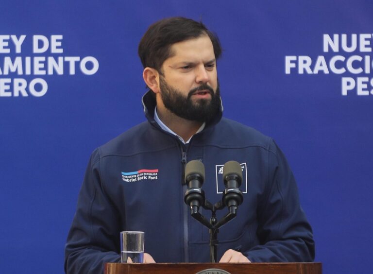 Presidente Boric comparte tierna imagen con su hija Violeta: “Dormir juntos, soñar juntos”