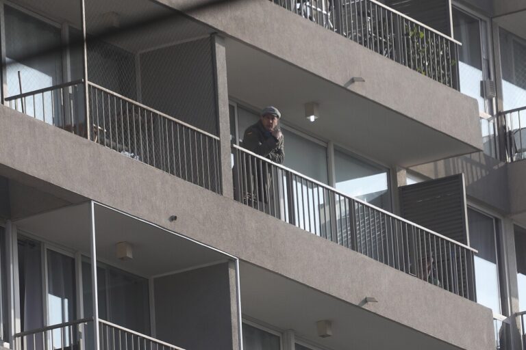 Hombre se parapetó en edificio de San Miguel: Fue detenido tras disparar hacia el Hospital Barros Luco