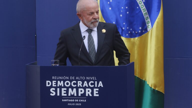 Sin mencionar alzas arancelarias de Trump, Lula da Silva critica el intervencionismo durante reunión en Chile