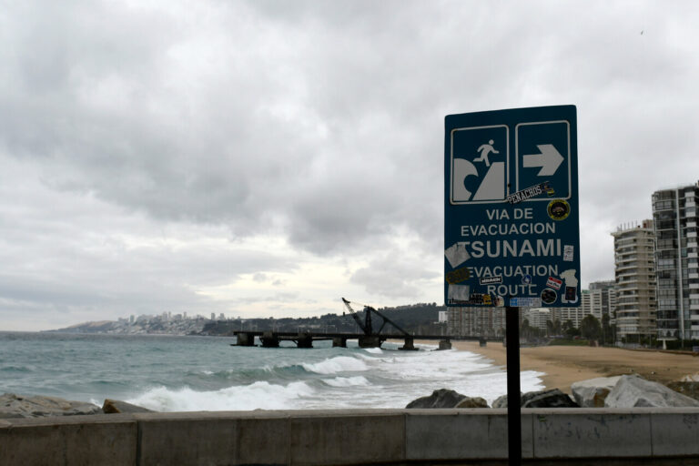 Evacuación por alerta de tsunami: Experto destaca respuesta, pero advierte falencias en comunicación y preparación