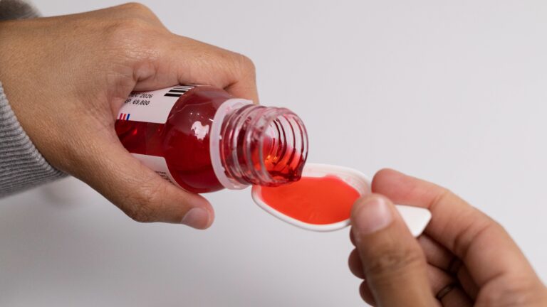 Jarabe para la tos en invierno: ¿Cuándo ayuda y cuándo puede ser peligroso?