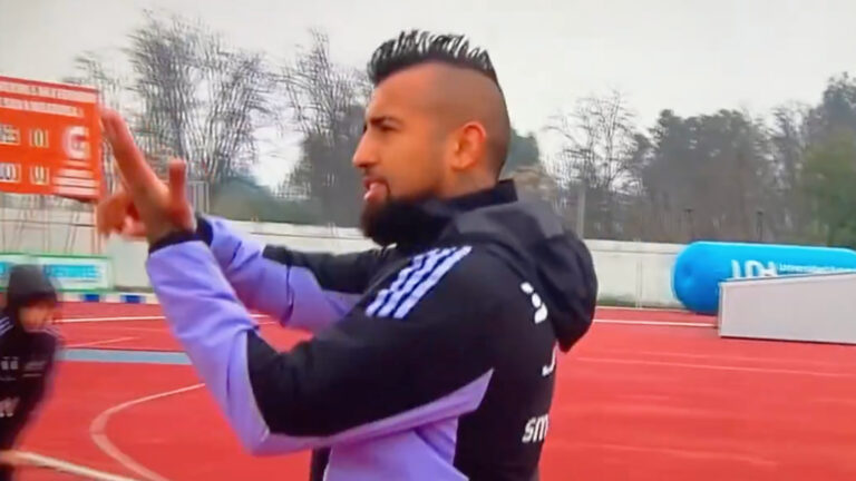 Arturo Vidal provoca a hinchas rivales con gesto polémico en regreso de Colo Colo a San Fernando