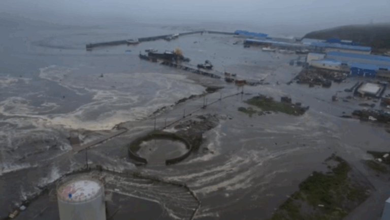 Lo que sabemos del Terremoto en Rusia: Cuatro trenes de tsunami azotaron el país y olas alcanzaron los cuatro metros