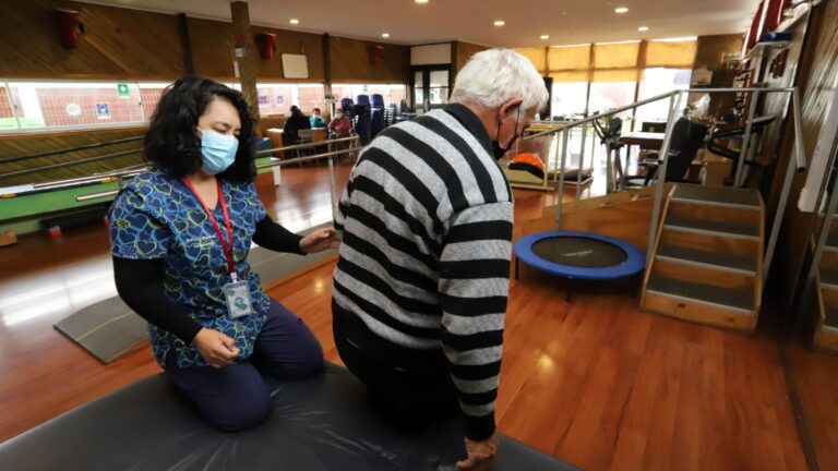 Estudio liderado por argentino revela cómo la desigualdad y la inestabilidad política aceleran el envejecimiento