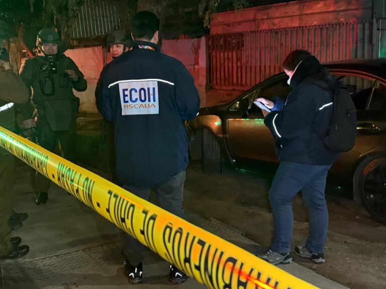 Encuentran cadáver al interior de un automóvil abandonado en Recoleta