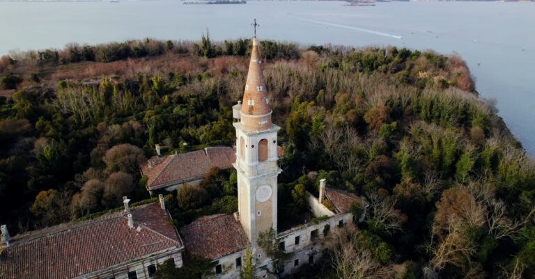 Queda cerca de Venecia, pero es considerada como Isla de la Muerte: La lúgubre historia de Poveglia