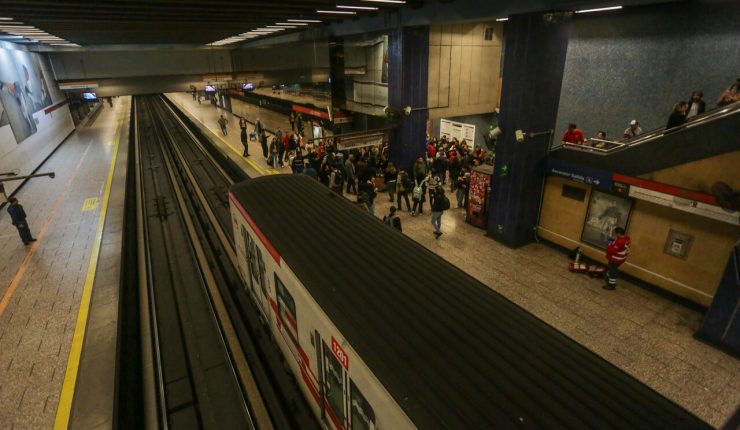 Por persona en la vía: Metro de Santiago informa el cierre de 4 estaciones de la Línea 1