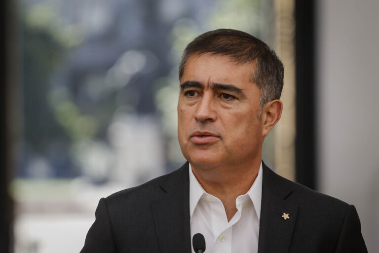 Desbordes reitera compromiso con Matthei y arremete contra el PC con controversial comparación: 