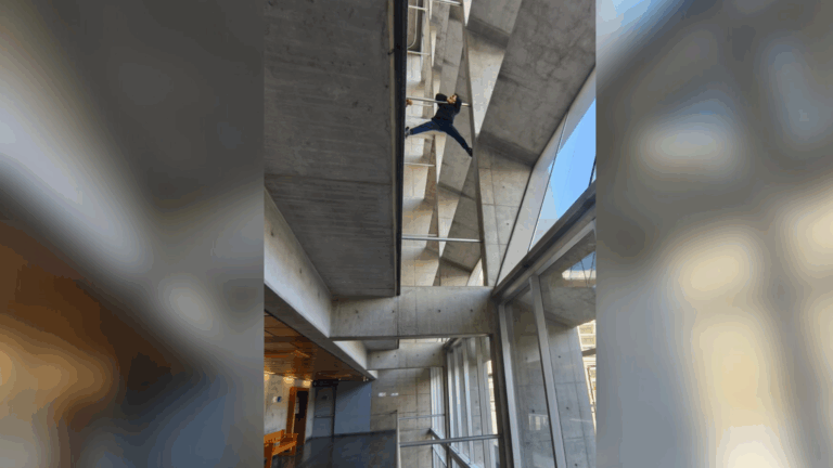 Hombre que amenazó con lanzarse desde Centro de Justicia fue trasladado a instituto psiquiátrico para evaluación mental