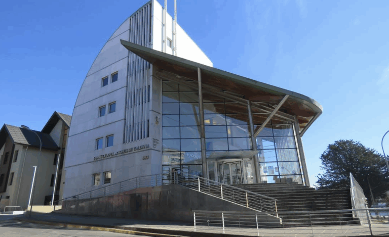 Estado deberá pagar millonaria indemnización a hombre detenido y torturado en dictadura: Fallo invoca tratados internacionales