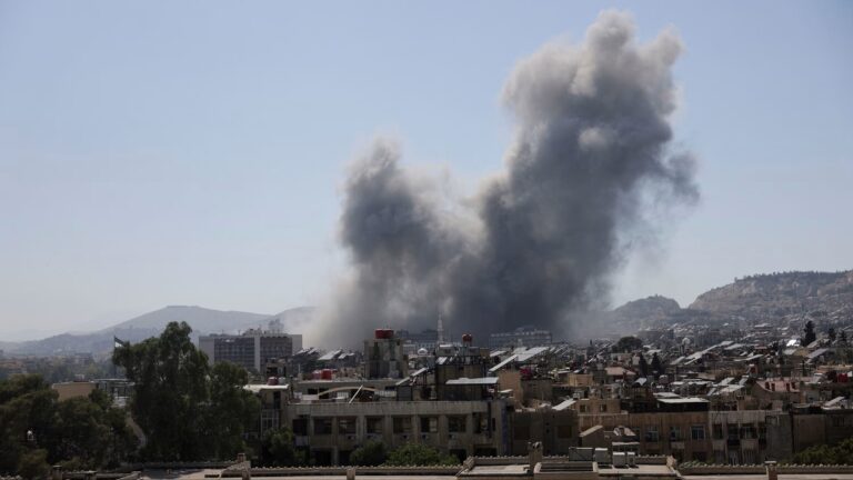 Israel bombardea Damasco y alcanza Ministerio de Defensa sirio en medio de creciente tensión regional