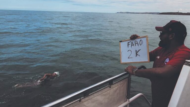 Rodeada de barcos gigantes, evadiendo medusas y al borde de la hipotermia: el relato de Bárbara Hernández a CNN Chile Radio de su doble cruce del Canal de la Mancha