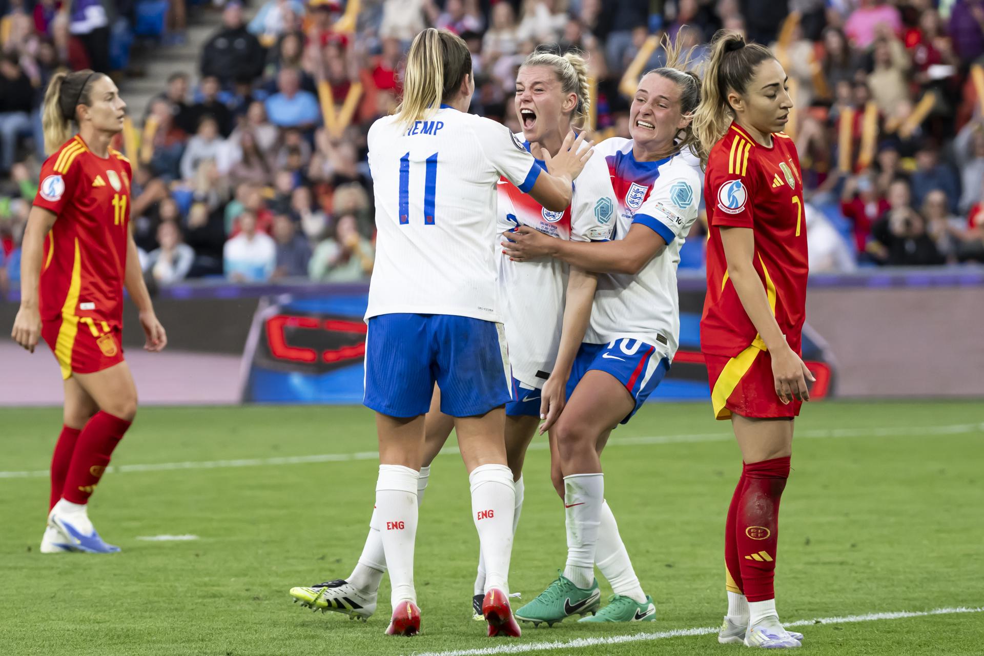 La inglesa Alessia Russo (C) celebra el 1-1 con Lauren Hemp y Ella Toone (I) durante la final de la Eurocopa que juegan Inglaterra y España en Basilea. EFE/EPA/GEORGIOS KEFALAS
