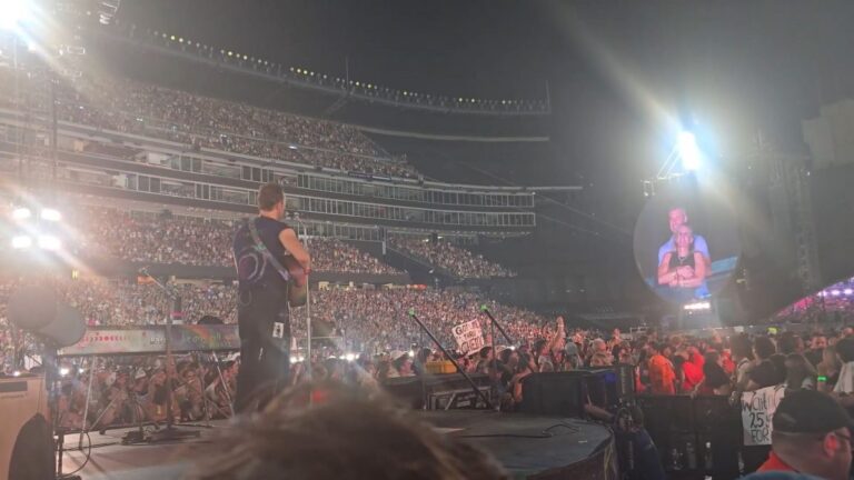 Sigue la polémica: Renuncia directora de recursos humanos que fue captada con CEO en la kisscam de Coldplay