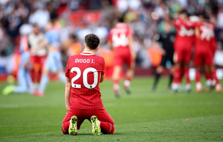 Liverpool retira el número 20 en homenaje a Diogo Jota