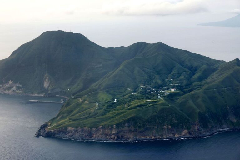 Cómo es vivir en la isla japonesa donde los temblores no paran: Casi 2.000 sismos en menos de un mes