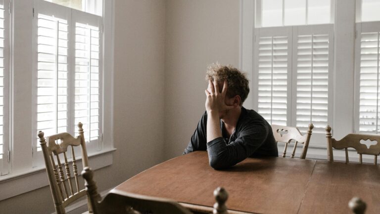 Soledad y aislamiento: Expertas explican cómo recuperar la conexión social