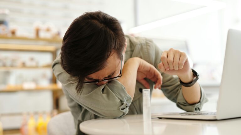 ¿Tos en invierno? Aprende a reconocer sus tipos y cuándo consultar al médico