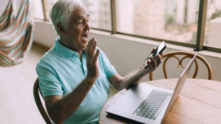 El valor de una llamada en momentos de soledad: El trabajo de la Fundación Amanoz con personas mayores