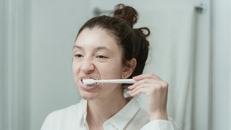 Sernac oficia a empresas de pastas dentales tras advertencia del ISP por efectos adversos del fluoruro de estaño