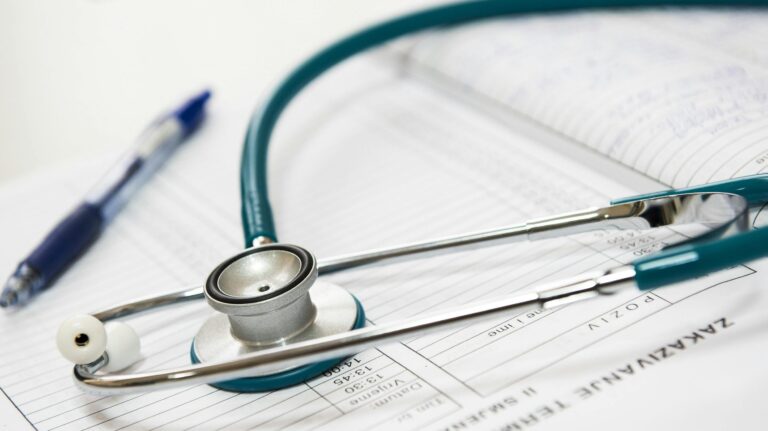 Corte Suprema condena a isapre a pagar millonaria indemnización por revelar diagnóstico de un paciente