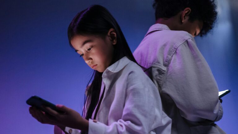 Guía para padres: ¿Cómo regular el uso de pantallas en niños y adolescentes?