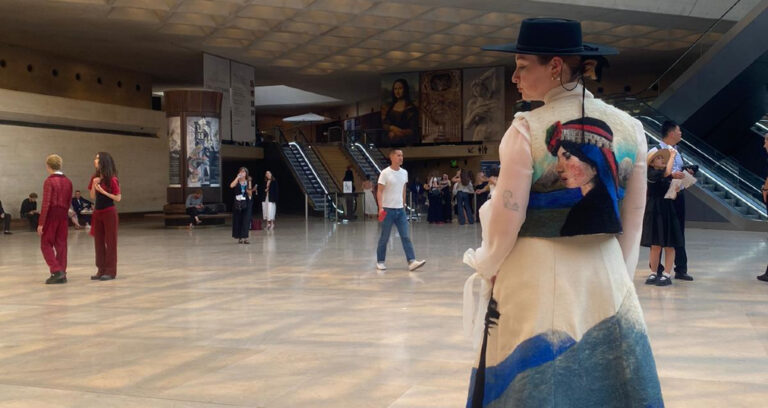 Artistas chilenas exhibieron traje de huasa en el Museo Louvre en París