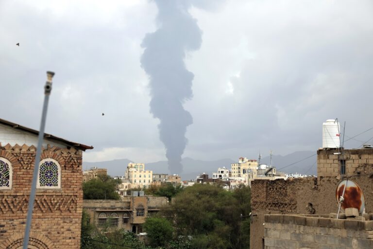 Ataques aéreos de Israel contra la capital del Yemen dejan al menos 2 muertos y 35 heridos
