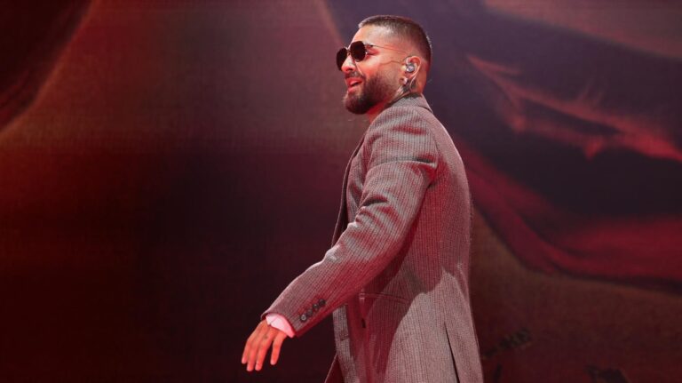 Maluma detiene su concierto en México y confronta a fan que llevó a su bebé: “Soy papá, es un acto de irresponsabilidad”