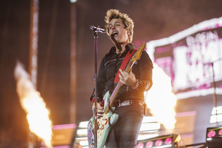Metro de Santiago extiende horario por concierto de Green Day en el Estadio Nacional