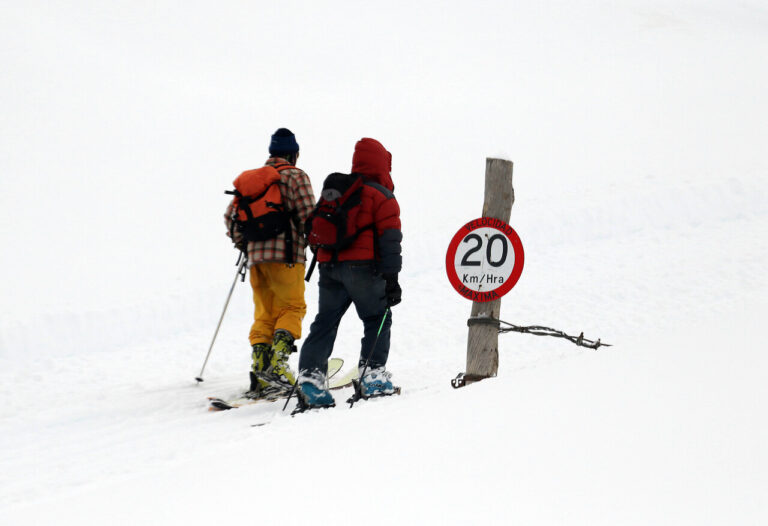 Turistas reclaman por alto valor de baños en Farellones: Cobran $3 mil por persona