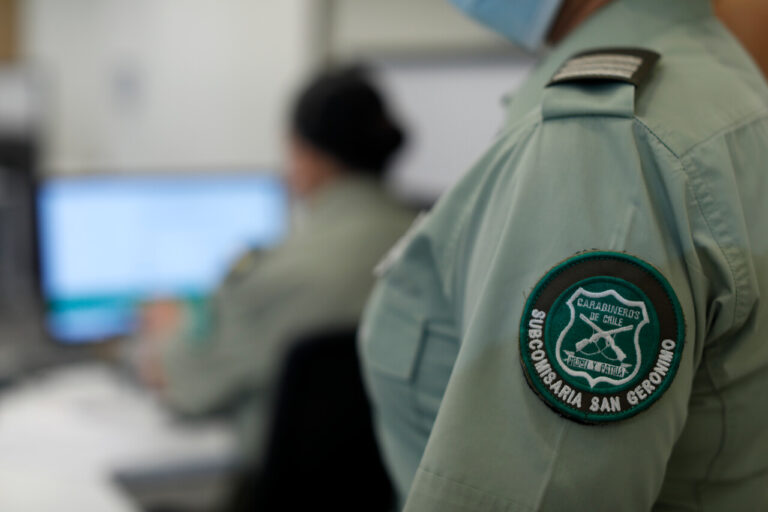 Carabineros busca civiles para trabajar a lo largo de Chile: Algunos sueldos bordean los $2 millones