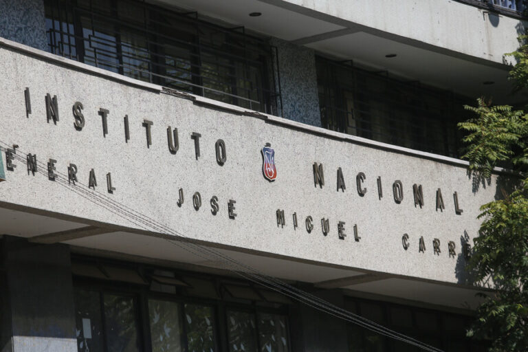 Suspenden a rectora del Instituto Nacional tras agresión a estudiante de tercero medio: Se inició sumario e investigación penal