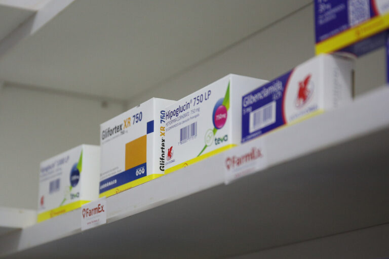 Minsal aclara que alza del 80% en gasto en medicamentos se debe a inversión pública, no al bolsillo de las familias