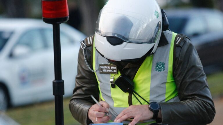 Restricción vehicular: ¿Qué patentes no pueden circular por Santiago este martes 12 de agosto?