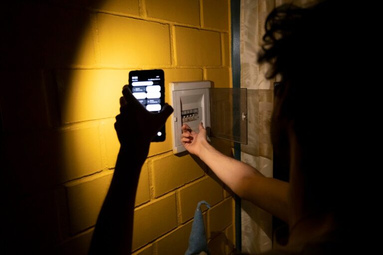 SEC formula cargos por mega apagón del 25 de febrero: Consejo del Coordinador Eléctrico y 8 empresas arriesgan multas entre 10 mil y 30 mil UTA