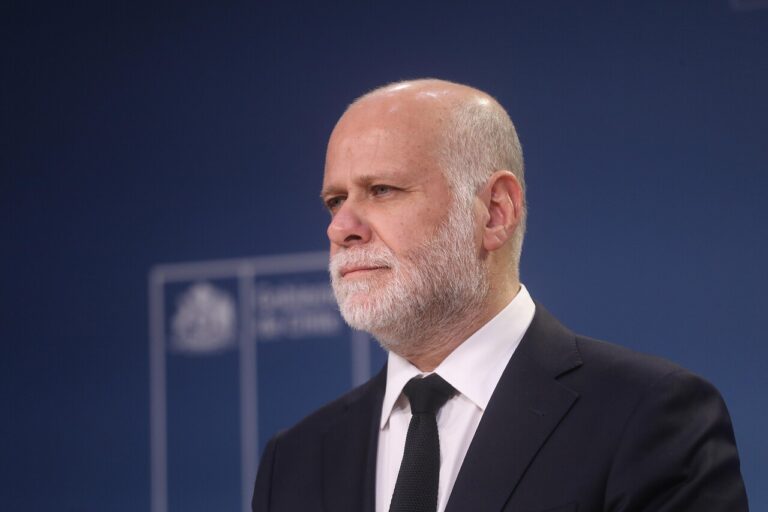 Ministro Elizalde asiste a funeral de primer minero fallecido tras derrumbe en El Teniente