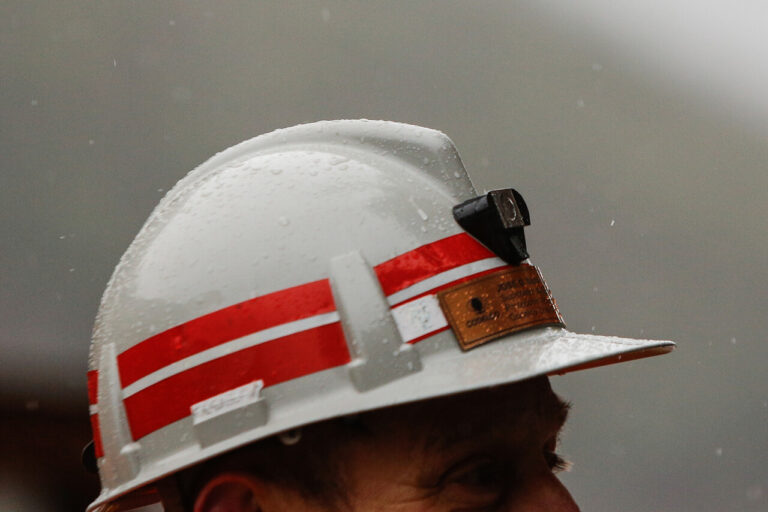 Derrumbe en El Teniente: trabajador afirma que sector donde estarían los desaparecidos hay refugios con oxígeno, agua y comida