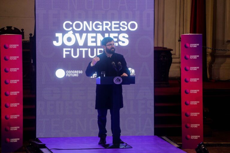 Boric en Congreso Jóvenes Futuro: “Manténganse rebeldes (...) para poder entrar (en política) se requiere también romper un poco