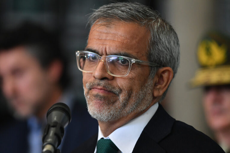 Ministro Cordero descartó uso de Aula Segura tras incidentes violentos en emblemáticos: “Lo que ocurre es delincuencia pura”