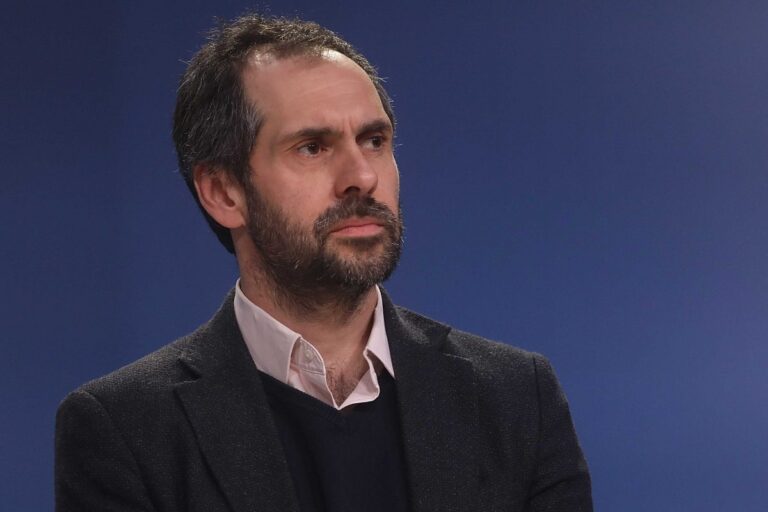 Gobierno vuelve a descartar “amarre” en el sistema público y afirma que funcionarios de gabinete deberán dejar sus cargos