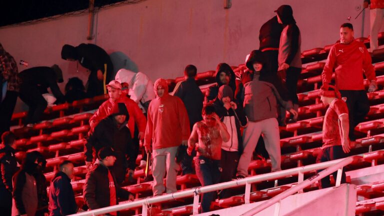 Boric instruye a Elizalde a viajar a Argentina para acompañar a hinchas de la U heridos y 