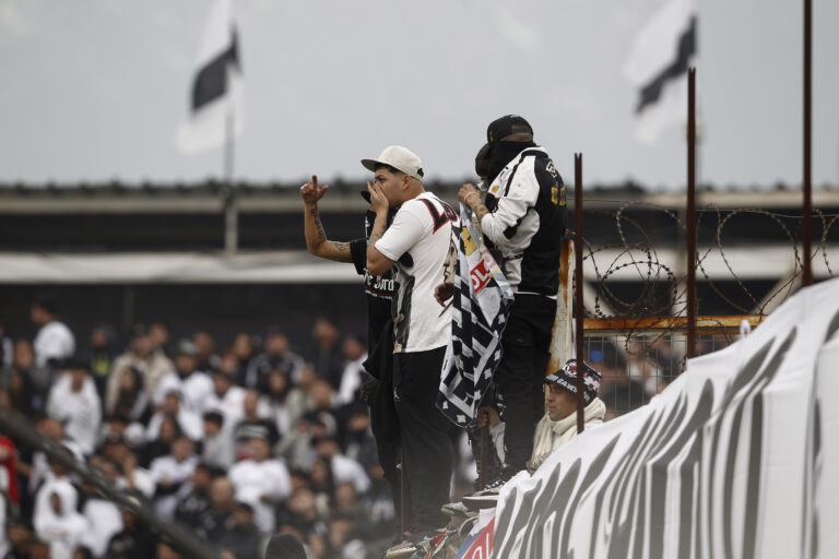 Tragedia en el Superclásico: hincha de Colo Colo murió tras caer del techo del Estadio Monumental