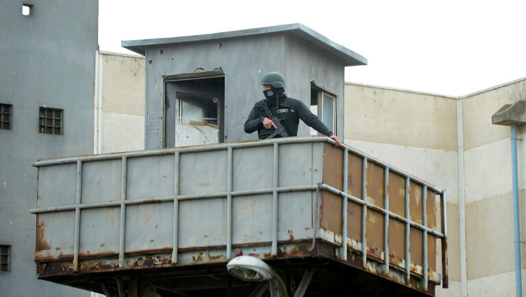 Gendarmería confirma que tres reos se fugaron de la cárcel de Valparaíso: Recibieron ayuda exterior