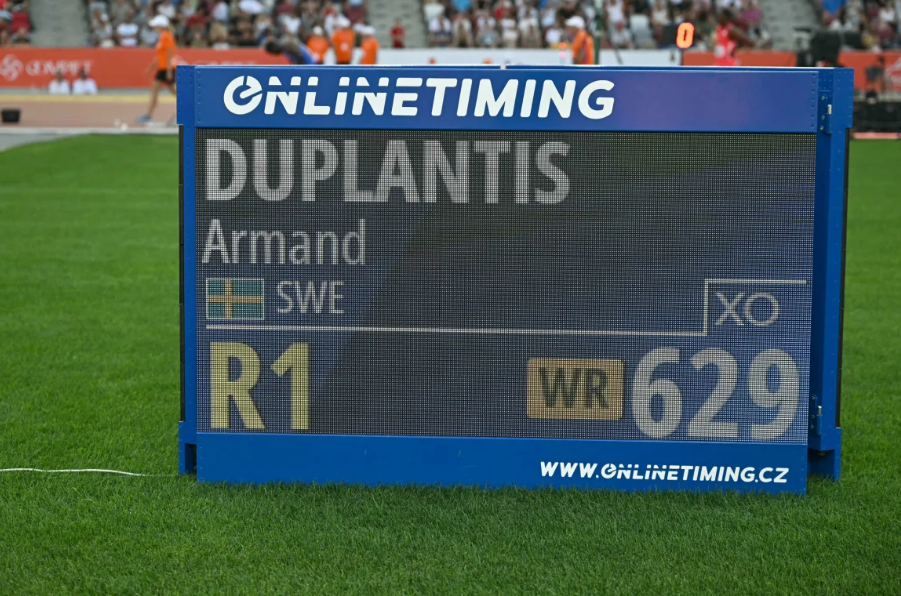 La nueva marca y el apellido que ha dominado el salto con pértiga en los últimos seis años. Attila Kisbenedek/AFP vía Getty Images